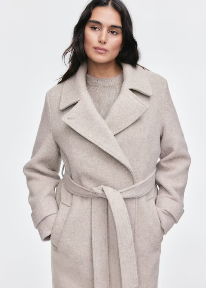 Kabát z vlněné směsi s vázacím páskem, H&M, 4 999 Kč
