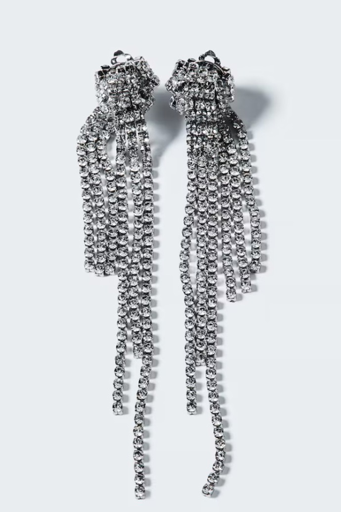 Dlouhé štrasové náušnice, H&M, 479 Kč
