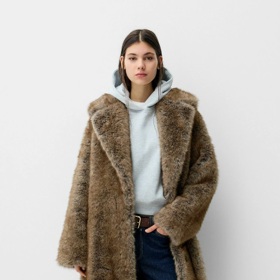 Dlouhý zimní kabát, Bershka, 2 799 Kč
