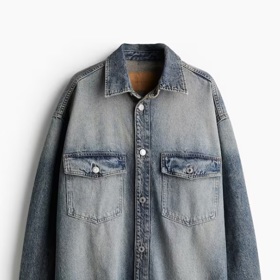 Oversized džínová košile, H&M, 839 Kč

