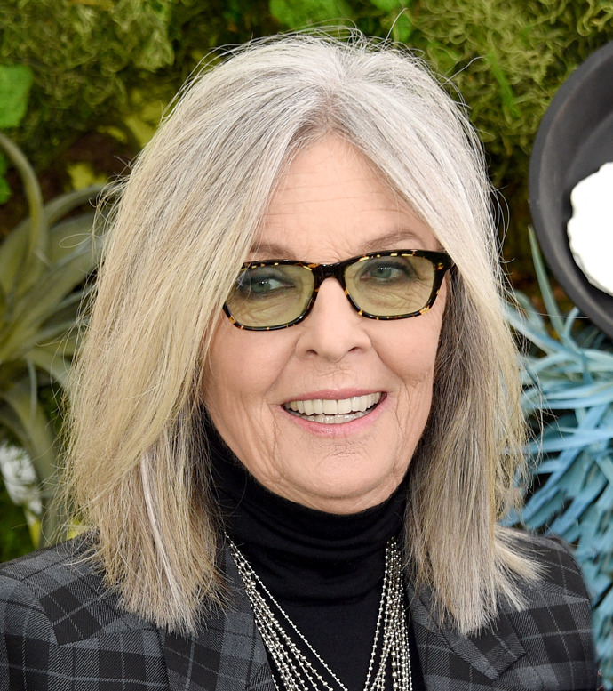 Diane Keaton se drží svého oblíbeného lobu
