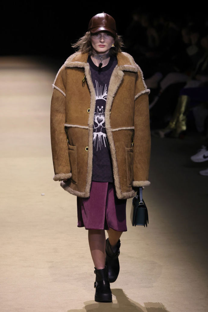 Shearling bundy a kabáty se pravidelně objevují v kolekcích značky Coach.
