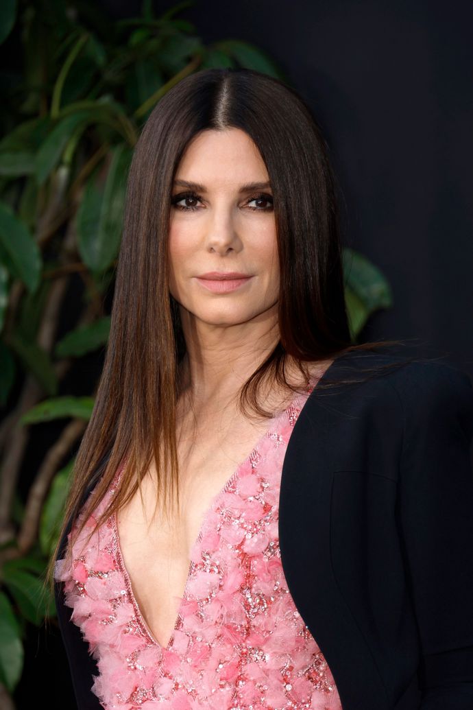Sandra Bullock nosí své hnědé kadeře dlouhé a rovné 
