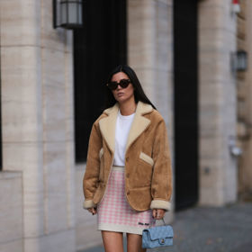 Vybere si shearling bundu s knoflíky, nebo raději se zipem?
