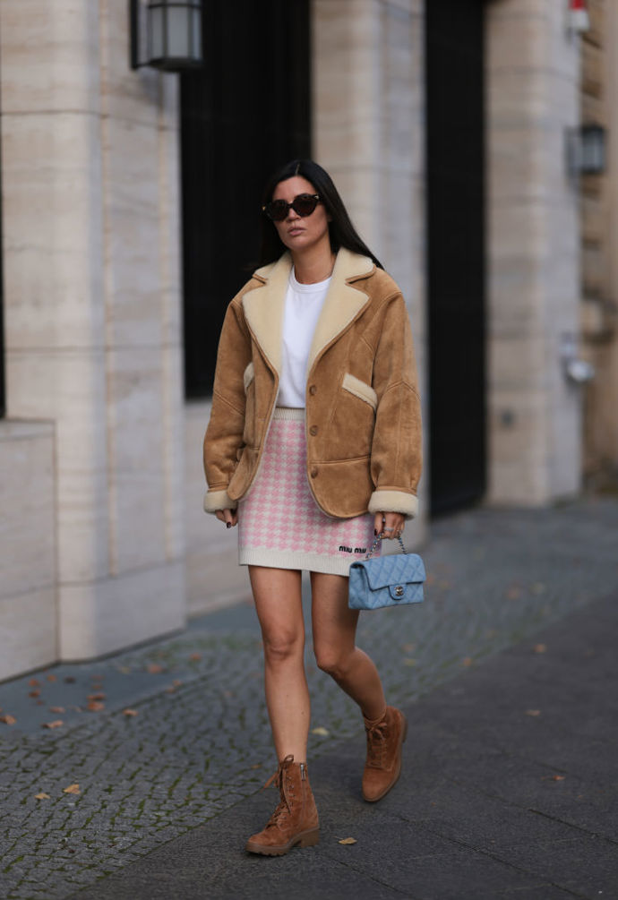 Vybere si shearling bundu s knoflíky, nebo raději se zipem?
