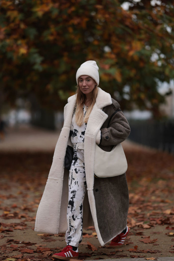 Sonia Lyson se shearling bundou sladila čepici i kabelku, ale obula kontrastní červené tenisky.
