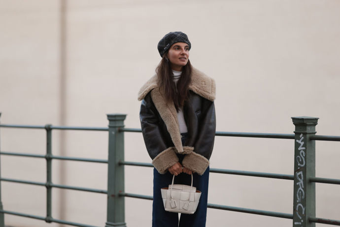 Kombinací shearling bundy, světlého roláku a tmavě modrých džínů nic nezkazíte.
