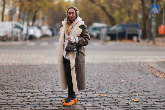 Shearling kabát se hodí i k volnočasovému outfitu v podobě oversized mikiny, legín a masivních bot.
