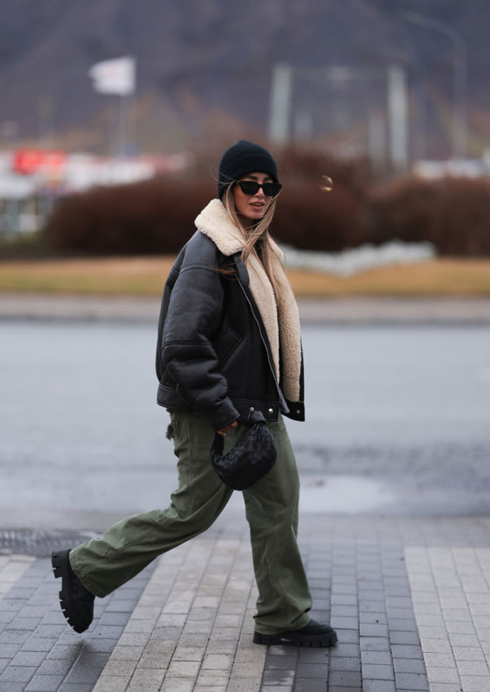 Shearling bunda se bude skvěle hodit ke kalhotám v khaki barvě.
