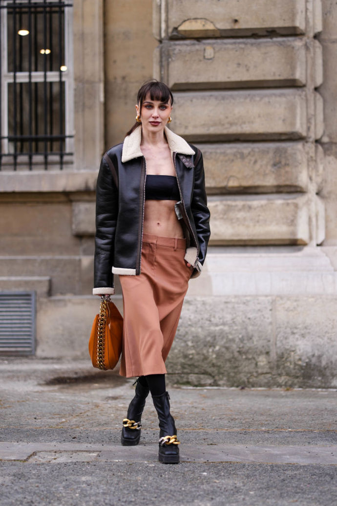 Nemusíte se bát shearling bundu zkombinovat s crop topem.
