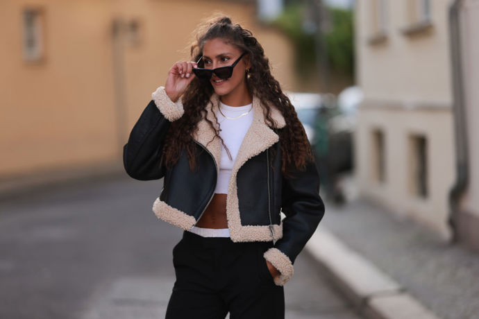 Kombinace shearling bundy a bílého trička nikdy nezestárne.
