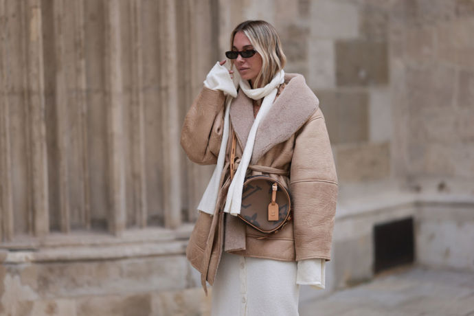Pro elegantnější outfit slaďte shearling kabát tón v tónu do odstínů béžové.
