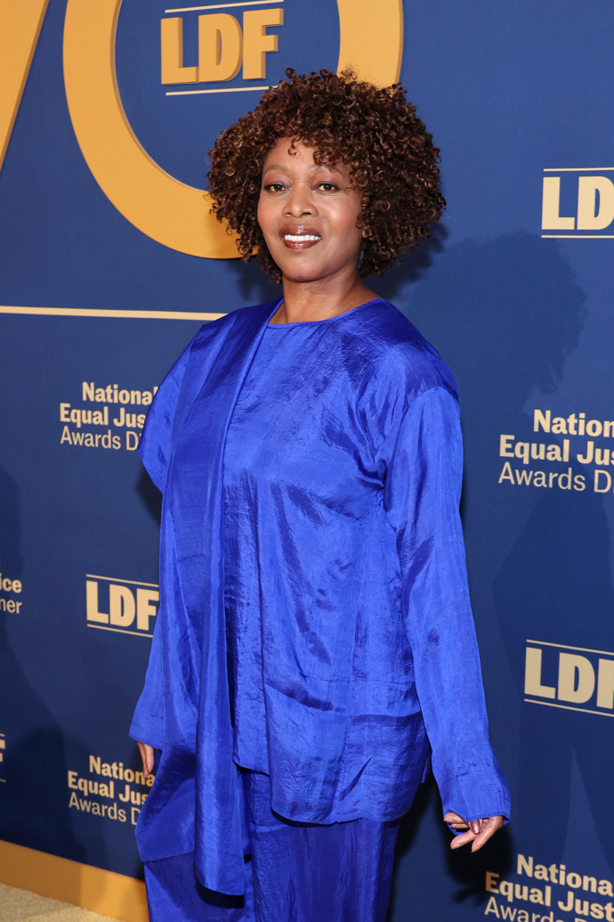 Kudrnatý bob Alfre Woodard vypadá skvěle
