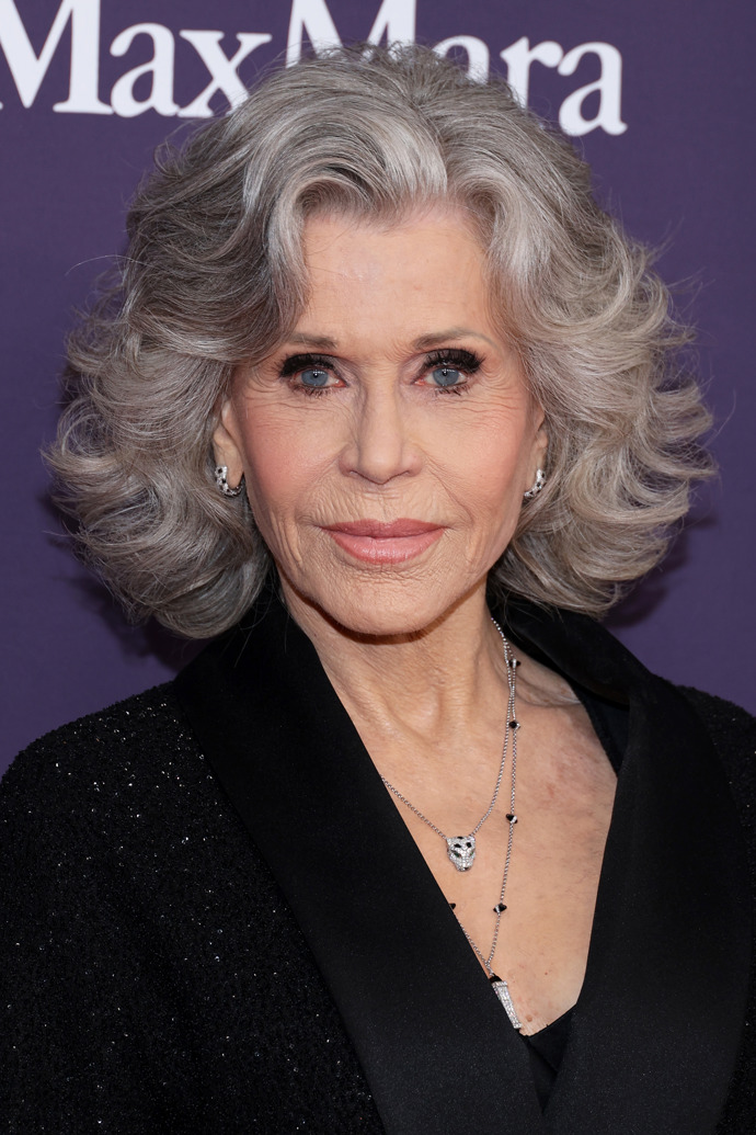 Jane Fonda má své šedé kadeře vždy perfektně sestříhané

