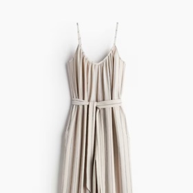 Žerzejový overal s vázacím páskem, H&M, 384 Kč
