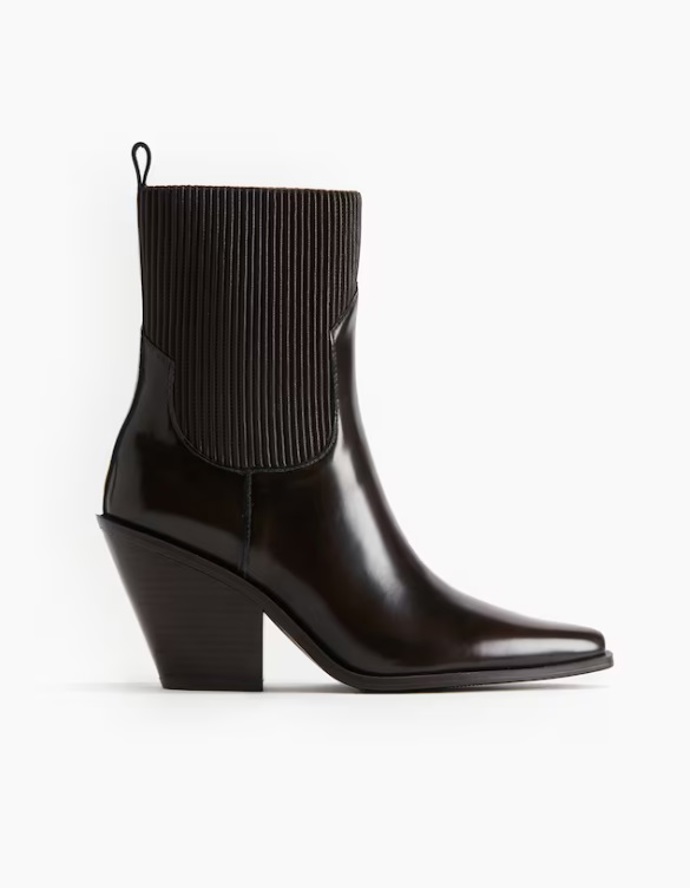 Špičaté kozačky, H&M, 1 199 Kč
