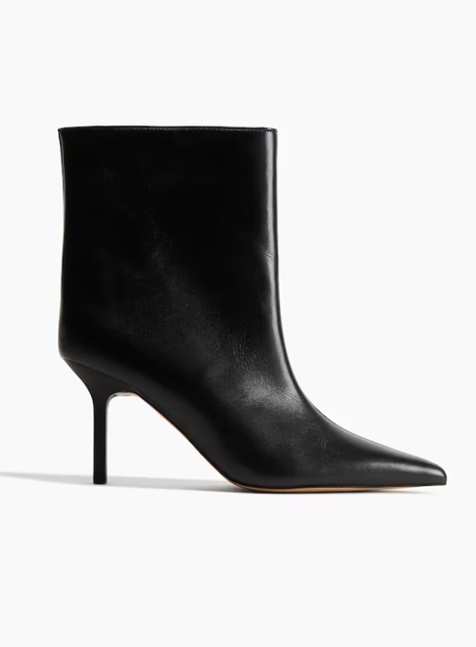 Nízké špičaté kožené kozačky, H&M, 2 599 Kč
