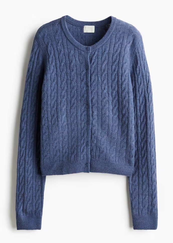 Modrý propínací svetr s copánkovým vzorem, H&M, 599 Kč
