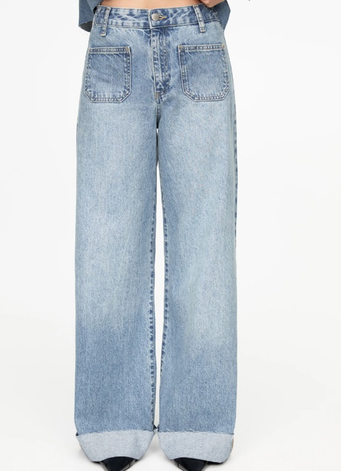 Široké džíny, PULL&BEAR, 849 Kč
Široké džíny, PULL&BEAR, 849 Kč