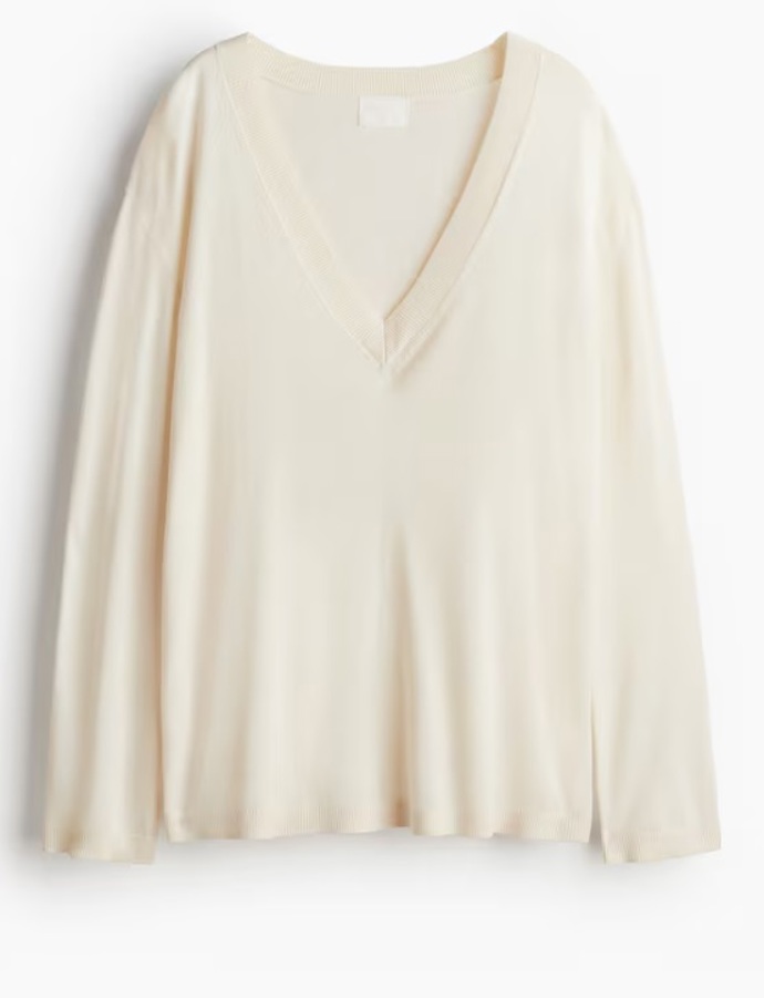 Svetr s výstřihem do V, H&M, 479 Kč

