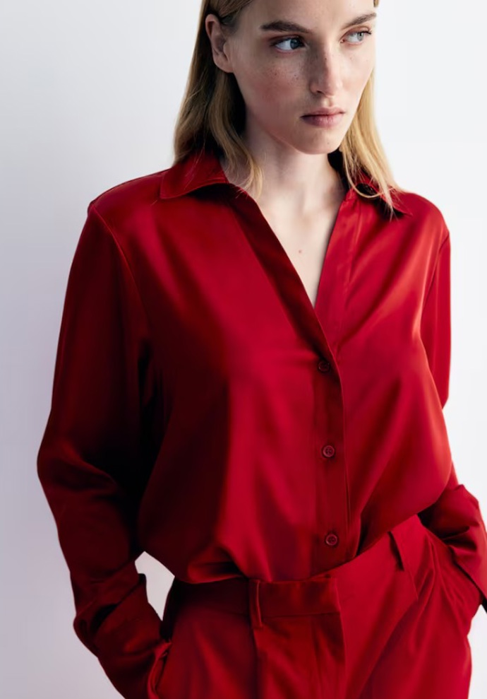 Halenka s výstřihem do véčka, H&M, 429 Kč
