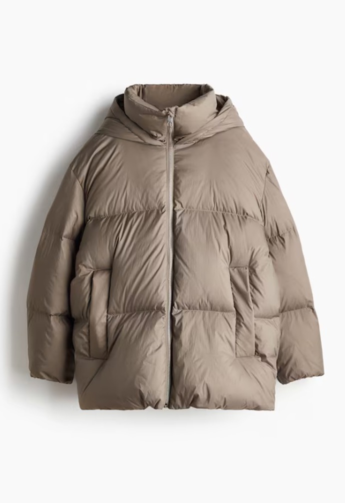 Oversized péřový kabát, H&M, 3 799 Kč
Oversized péřový kabát, H&M, 3 799 Kč