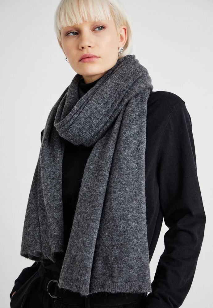 Gina Tricot 730 Kč
