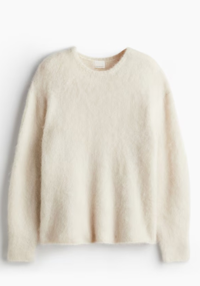 Bílý svetr z mohérové směsi, H&M, 2 240 Kč
