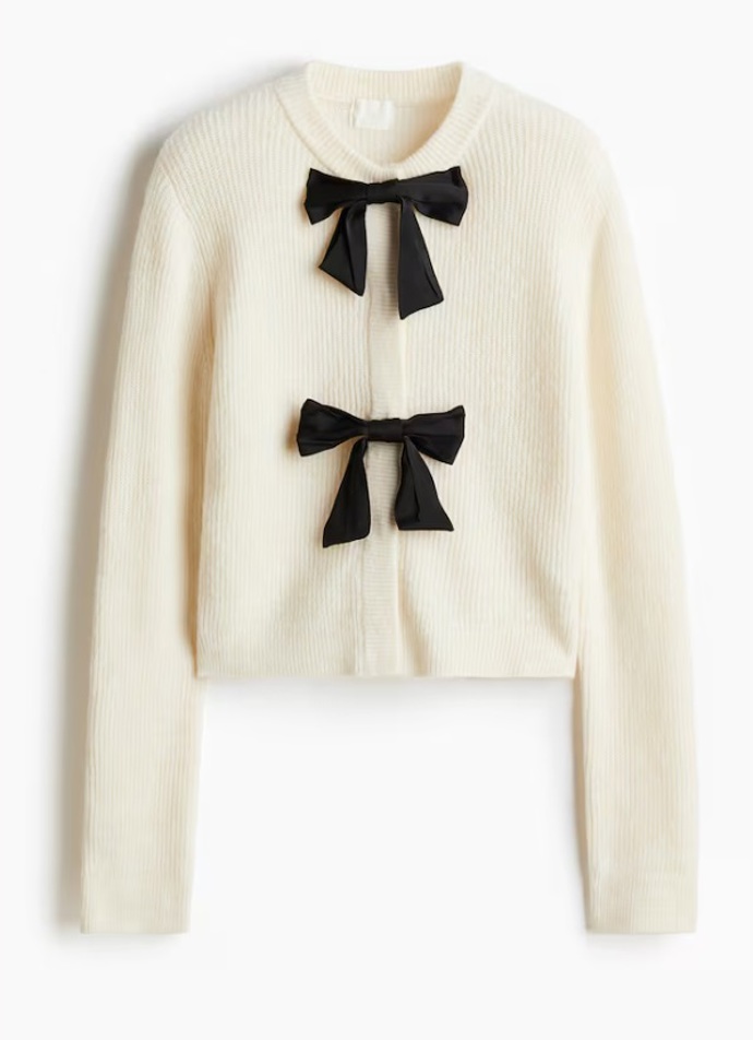 Propínací svetr z žebrovaného úpletu s mašlemi, H&M, 839 Kč
Propínací svetr z žebrovaného úpletu s mašlemi, H&M, 839 Kč