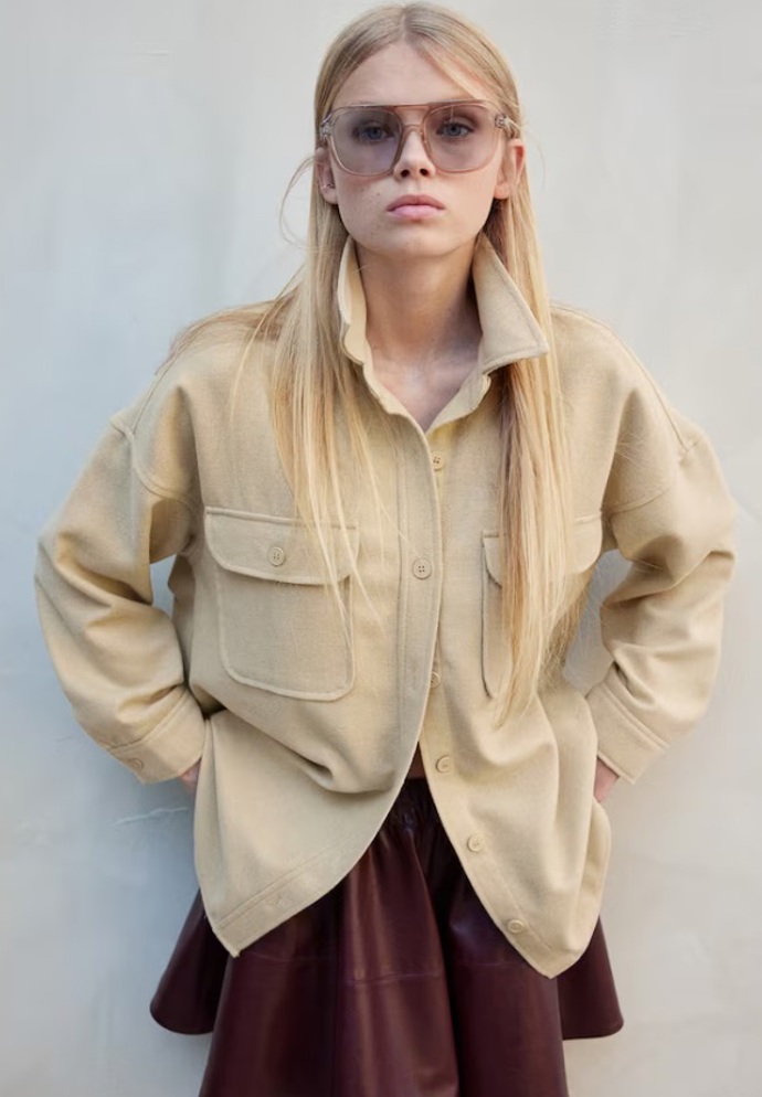 Oversized keprová košile, H&M, 599 Kč
