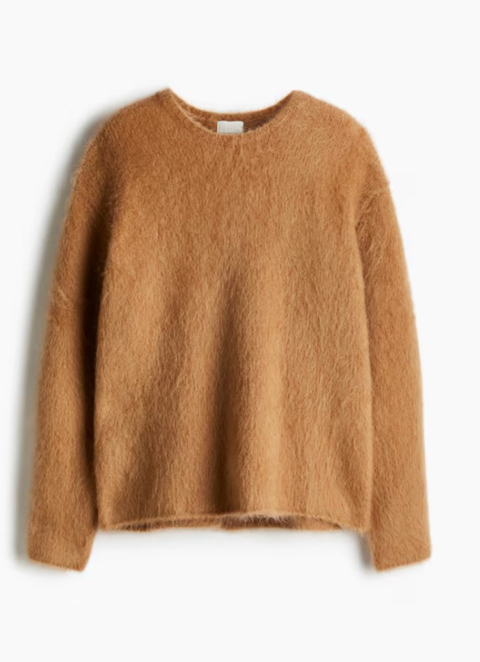 Hřejivý svetr z mohérové směsi, H&M, 2 240 Kč 
