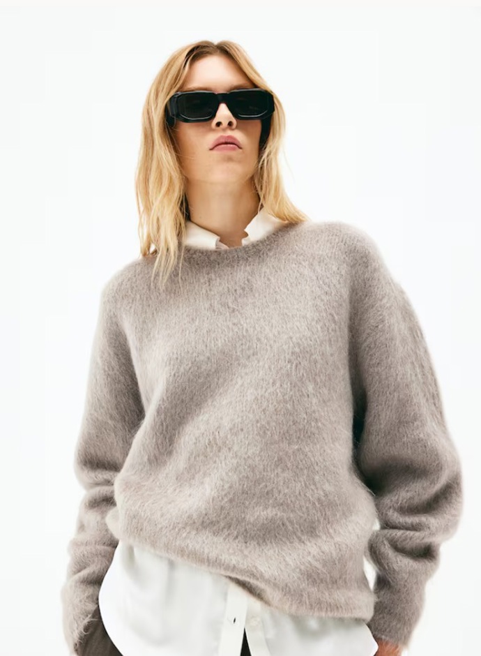 Svetr z mohérové směsi, H&M, 2 240 Kč

