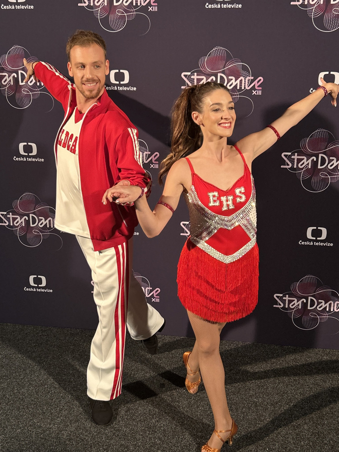 Marta Dancingerová a Martin Prágr zartančili chachu na píseň We're All In This Together z Muzikálu ze střední
Marta Dancingerová a Martin Prágr zartančili chachu na píseň We're All In This Together z Muzikálu ze střední