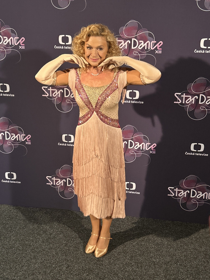 Jana Paulová a Robin Ondráček zatančili quickstep na píseň Overture/And All That Jazz z muzikálu Chicago
Jana Paulová a Robin Ondráček zatančili quickstep na píseň Overture/And All That Jazz z muzikálu Chicago