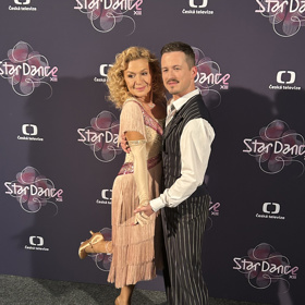 Jana Paulová a Robin Ondráček zatančili quickstep na píseň Overture/And All That Jazz z muzikálu Chicago
Jana Paulová a Robin Ondráček zatančili quickstep na píseň Overture/And All That Jazz z muzikálu Chicago