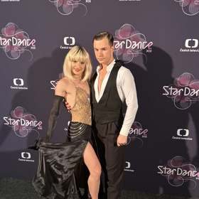 Oskar Hes a Kateřina Bartuněk Hrstková zatančili quickstep na píseň Show Me How You Burlesque z muzikálu Varieté
Oskar Hes a Kateřina Bartuněk Hrstková zatančili quickstep na píseň Show Me How You Burlesque z muzikálu Varieté