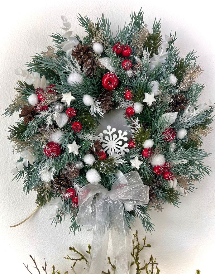 Adventní věnec laděný více do zimních tónů.
