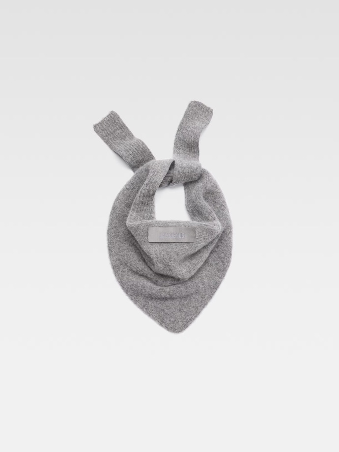 Šála, Jacquemus, 190 EUR
Šála, Jacquemus, 190 EUR