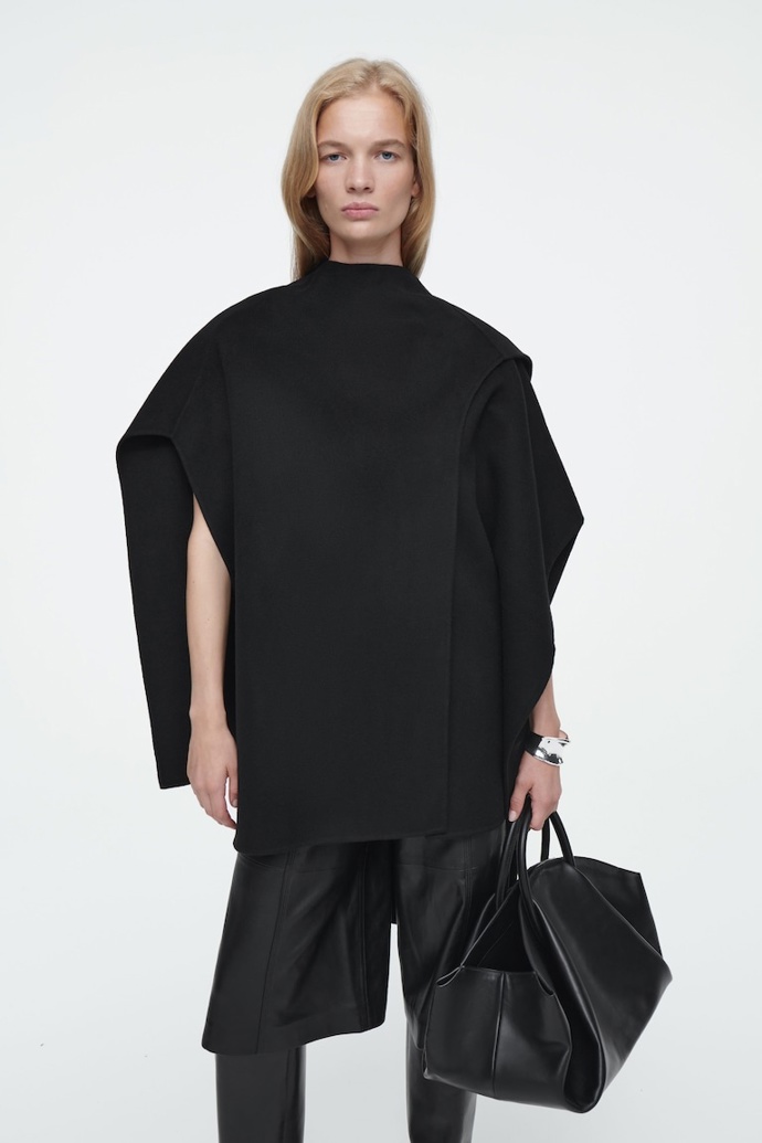 Vlněná kápě, Cos, 135 eur
Vlněná kápě, Cos, 135 eur