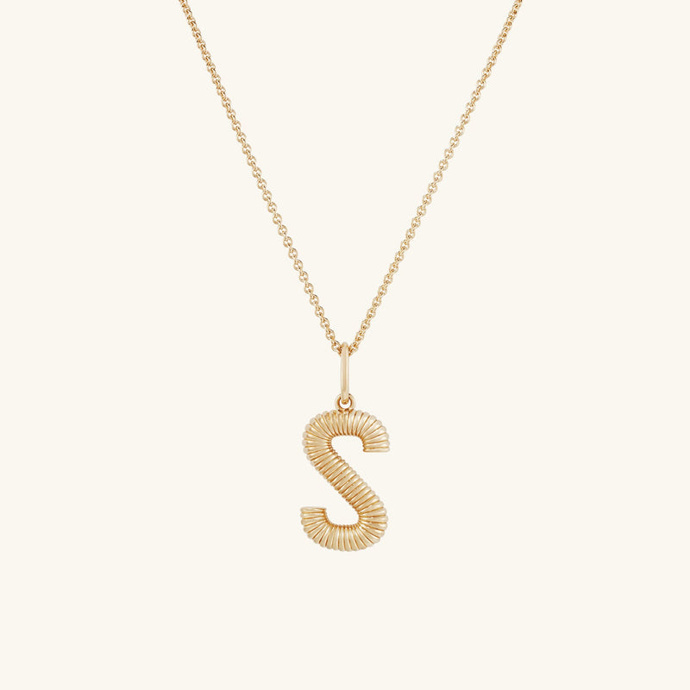 Náhrdelník Bold Letter Pendant Necklace, Mejuri, 128 eur
