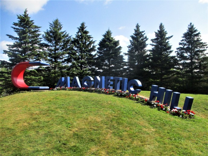 Magnetický kopec u Moncton v Kanadě je oblíbenou turistickou atrakcí
