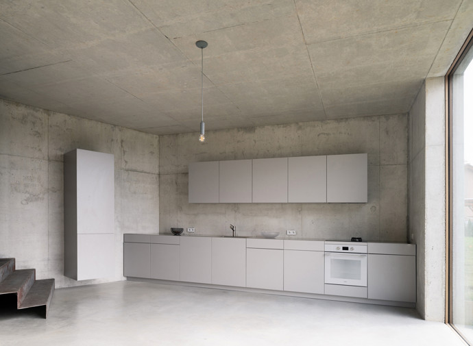 S pouhými 63 m² zastavěné plochy a promyšleným vertikálním uspořádáním interiéru vytváří tato „světelná jeskyně“ iluzi většího domu. Tento unikátní dům navržený studiem Malý Chmel využívá netradiční koncept jeskyně světla, aby na malé ploše poskytl prostorný, plynulý a maximálně funkční interiér.
S pouhými 63 m² zastavěné plochy a promyšleným vertikálním uspořádáním interiéru vytváří tato „světelná jeskyně“ iluzi většího domu. Tento unikátní dům navržený studiem Malý Chmel využívá netradiční koncept jeskyně světla, aby na malé ploše poskytl prostorný, plynulý a maximálně funkční interiér.