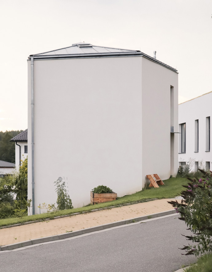 S pouhými 63 m² zastavěné plochy a promyšleným vertikálním uspořádáním interiéru vytváří tato „světelná jeskyně“ iluzi většího domu. Tento unikátní dům navržený studiem Malý Chmel využívá netradiční koncept jeskyně světla, aby na malé ploše poskytl prostorný, plynulý a maximálně funkční interiér.
S pouhými 63 m² zastavěné plochy a promyšleným vertikálním uspořádáním interiéru vytváří tato „světelná jeskyně“ iluzi většího domu. Tento unikátní dům navržený studiem Malý Chmel využívá netradiční koncept jeskyně světla, aby na malé ploše poskytl prostorný, plynulý a maximálně funkční interiér.