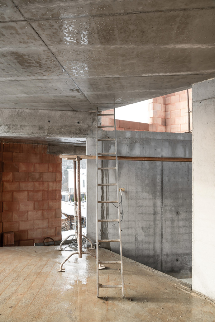 S pouhými 63 m² zastavěné plochy a promyšleným vertikálním uspořádáním interiéru vytváří tato „světelná jeskyně“ iluzi většího domu. Tento unikátní dům navržený studiem Malý Chmel využívá netradiční koncept jeskyně světla, aby na malé ploše poskytl prostorný, plynulý a maximálně funkční interiér.
S pouhými 63 m² zastavěné plochy a promyšleným vertikálním uspořádáním interiéru vytváří tato „světelná jeskyně“ iluzi většího domu. Tento unikátní dům navržený studiem Malý Chmel využívá netradiční koncept jeskyně světla, aby na malé ploše poskytl prostorný, plynulý a maximálně funkční interiér.