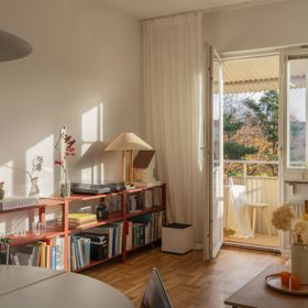 Tento byt je ukázkovým příkladem, jak lze s minimem prostředků vytvořit útulné a praktické bydlení v duchu moderního minimalismu. Díky promyšlenému dispozičnímu řešení a pečlivě zvoleným materiálům působí prostor mnohem větší, než ve skutečnosti je.
