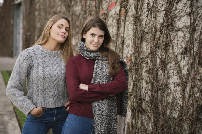 Svetry s copánkovým vzorem jsou k dostání v mnoha odstínech, základní barvou je však přírodně bílá. 
