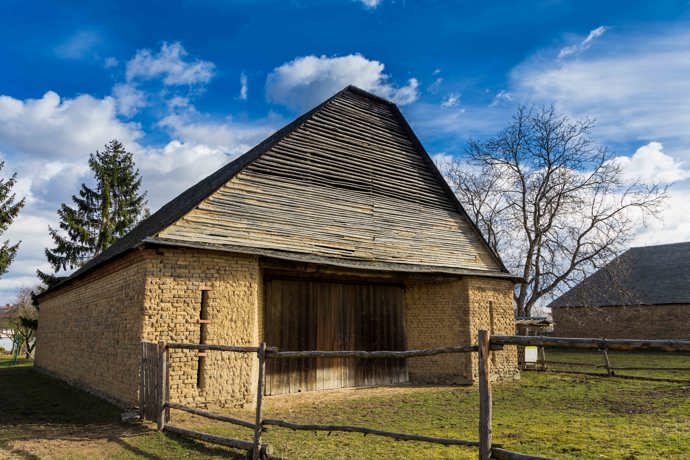 Špaletová stodola z hliněných cihel
Špaletová stodola z hliněných cihel