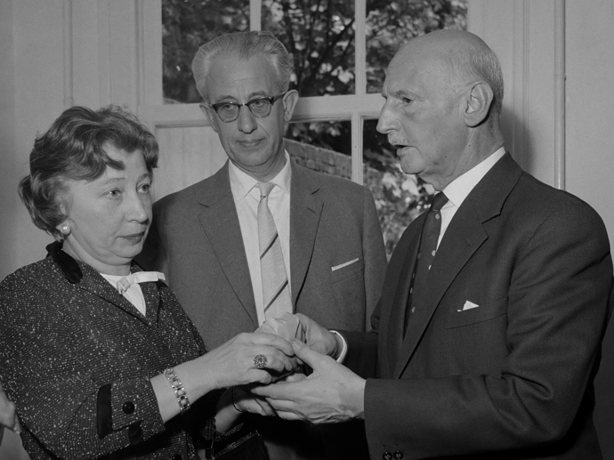 Miep Giesová, Jan Gies a Otto Frank při otevření Domu Anne Frankové.
Miep Giesová, Jan Gies a Otto Frank při otevření Domu Anne Frankové.