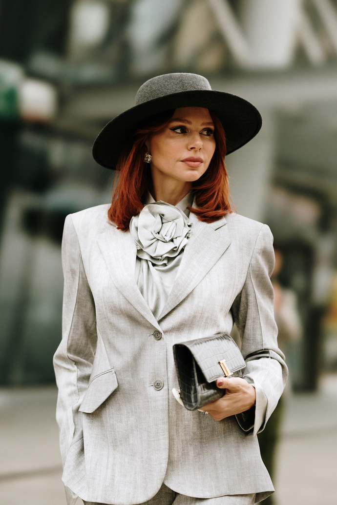 Ideální volba k elegantnímu outfitu? Klobouk s širokou rovnou krempou.
Ideální volba k elegantnímu outfitu? Klobouk s širokou rovnou krempou.