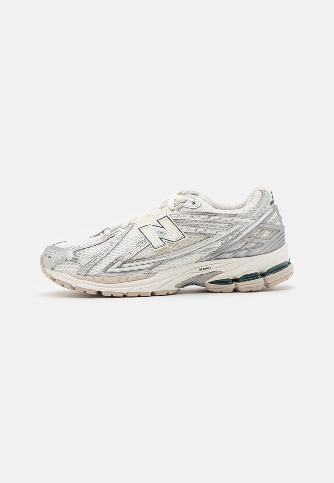 New Balance, 3200 Kč
New Balance, 3200 Kč